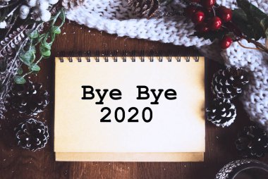 Masadaki notlar için not, tahtanın üzerinde süslemeleri olan noel arkaplanı.