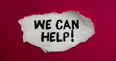 Yırtık kağıda yazdığımız yazı. Kırmızı arkaplanda pazarlama kavramsal kelime.