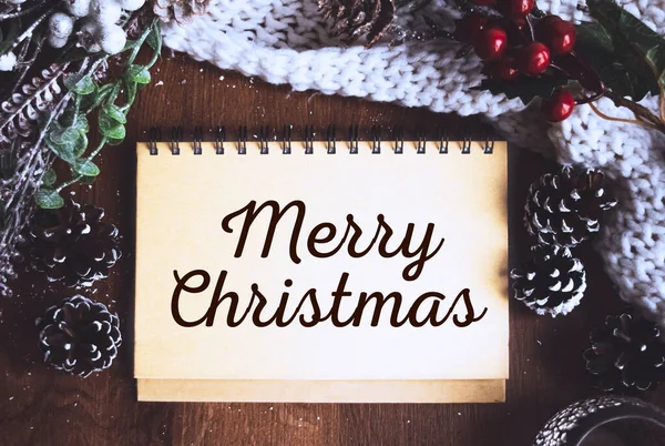 Masadaki notlar için not, tahtanın üzerinde süslemeleri olan noel arkaplanı.