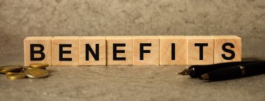 Gri arkaplandaki tahta küplerin üzerindeki yazıtlar: