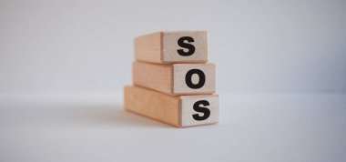 Beyaz arkaplanda tahta küplere yazılar