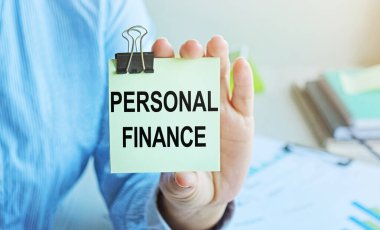 Kadın bir işadamı tarafından gösterilen bir kuponda kişisel finans belgesi var. Yumuşak odak.