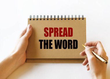 Metni olan beyaz bir kağıt beyaz bir arka planda kadın ellerine kelime yayar. Yakın çekim, yumuşak ışık. Pazarlama kavramı.