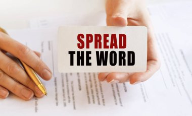 İş kadını, elinde kartvizitle hafif bir ofiste masada oturuyor. Harflerin içeriğinin iş konsepti ve pazarlama üzerinde etkileri var. Yakın çekim, yumuşak ışık.