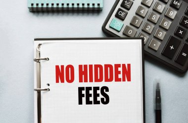 Defterdeki yazıda iş ya da pazarlama içeriği var. Çalışma masasının üst görüntüsü, iş aksesuarları, hesap makinesi. Finans ya da iş konsepti.