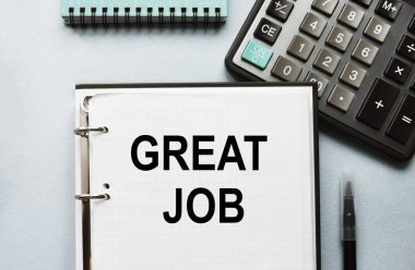 Üzerinde beyaz bir isim plakası olan eski bir zarf. Üzerinde pembe bir arkaplan ve bir çiçek var. Yazı, Sevgililer Günü, Anneler Günü ya da Kadınlar Günü ile ilişkilidir..