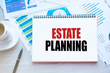 Boknot 'taki harflerin iş ya da pazarlama içeriği var. Kavramsal görüntü. Yukarıdan masaüstüne görüntüle,