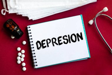 Tıbbi temalı bir defterin üzerindeki yazı. Doktorun işyeri. Tıbbi ekipmanlarla kırmızı arkaplanda üst görünüm - stetoskop, tıbbi maskeler, gözlükler.