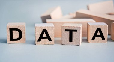 DATA - beyaz arkaplandaki tahta küplerin üzerindeki yazı