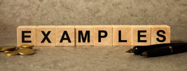 Gri arkaplandaki tahta küplerin üzerindeki yazıtlar