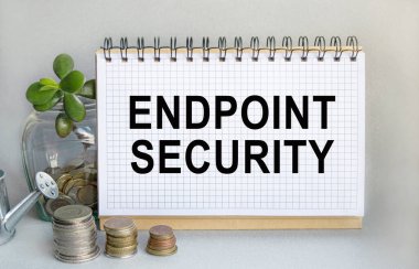 Bitiş Noktası Güvenliği, masanın üzerinde duran bir defter içinde madeni para, bozuk para dolu cam bir kavanoz, filiz ve küçük bir oyuncak sulama kutusu ile birlikte yazılır. Para tasarruf kavramı.