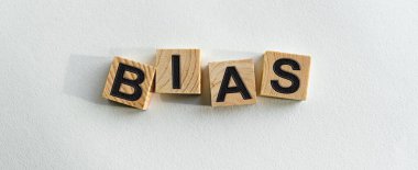 Masanın üstünde, arka planda, tahta küplerin üzerine BIAS yazılıydı. Firma ve markanın tanıtımı için grafiksel kaynaklar.