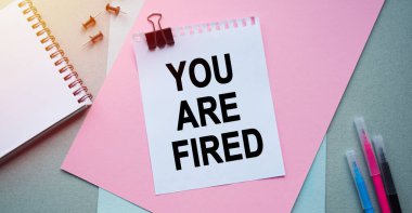 kavramsal görüntü. Kağıttaki notlar için yazılar. Yazıtın içeriği iş içeriği ve pazarlama ile ilgilidir.