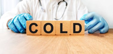 Mavi eldivenli genç bir erkek doktor üzerinde 