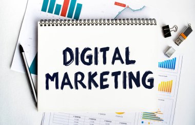 Üzerinde dijital işaretleme yazıları olan not defteri. Kavramsal görüntü, iş aksesuarları, masaüstünde izole edilmiş hesap makinesi. Finans ya da iş konsepti.