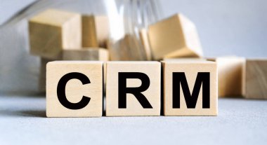 KDV - arka planda tahta küplere yazılan yazı. Mali ve iş konsepti.