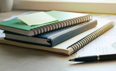 İş belgeleri, iş yeri konsepti olarak ofis masasının üzerindeki iş çizelgeleri. Yumuşak ışık.