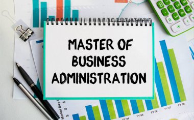 İşletme Yönetiminin Yazı Ustası 'nın olduğu bir not. Kavramsal görüntü, iş aksesuarları, masaüstünde izole edilmiş hesap makinesi. Finans ya da iş konsepti.