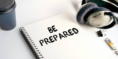 İçişleri Bakanlığı. Kahve, kulaklık ve yazılı not defterleri olan sessiz bir iş yeri. Yazıtın pazarlama ya da iş için bir anlamı var. Rahatlatıcı müzikle bir anlık rahatlama ve kopukluk. Yukarıdan görüntüle.