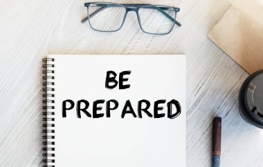 Konsept harfli not defteri. Kahve fincanı ve masada kahvaltı olan kağıt poşet. Yukarıdan bak. Pazarlama kavramı.