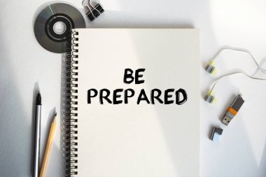 İçişleri Bakanlığı. Kahve, kulaklık ve yazılı not defterleri olan sessiz bir iş yeri. Yazıtın pazarlama ya da iş için bir anlamı var. Rahatlatıcı müzikle bir anlık rahatlama ve kopukluk. Yukarıdan görüntüle.