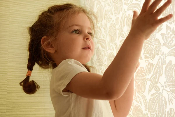 Niña Está Sentada Cerca Ventana Sol Ilumina Rostro Niño Está —  Fotos de Stock