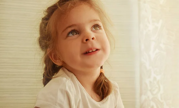 Niña Está Sentada Cerca Ventana Sol Ilumina Rostro Niño Está — Foto de Stock