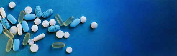 Doctor Workplace Top View Blue Background Scattered Different Pills Free — Stock Photo, Image