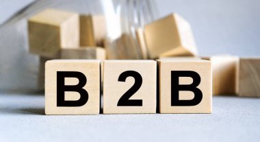 B2B - arkaplanda tahta küplere yazılmış bir yazı. Mali ve iş konsepti.