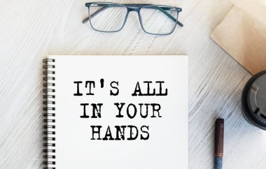 Üzerinde yazılar olan not. Hepsi senin ellerindeydi. Kahve fincanı ve masada kahvaltı olan kağıt poşet. Yukarıdan bak. Pazarlama kavramı.