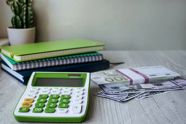Ofis malzemeleri ile ofis masasının üst görüntüsü. Ofis işleri, mali belgeler ve iş ekonomisinin kavramsal imajı.