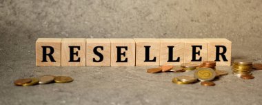 Tahta doku küpleri ve para ile birlikte finansal ya da iş konularına güvenin