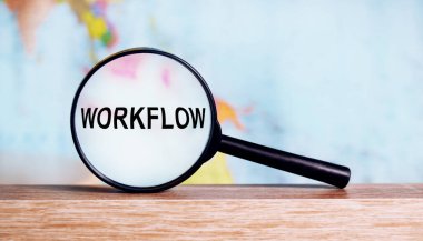 Pazarlama Stratejisi metniyle büyüteç. Yazıt çalışma akışı. İş ve finans kavramı.