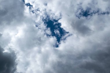 Arka plan olarak mavi gökyüzündeki bulutlar. Beyaz bulutlu mavi gökyüzü.