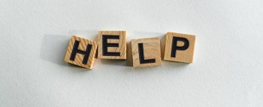 Ahşap küplerin üzerine yazılan yazı hafif arka planda, masa üstü görünümünde. Firma ve markanın tanıtımı için grafiksel kaynaklar.