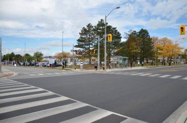 Scarborough, Ontario, Kanada, 29 Eylül 2020: İnsanlar Scarborough, Ontario 'daki 3030 Birchmount Yolu' ndaki Birchmount Covid-19 Değerlendirme Merkezi 'nde Covid-19 testi için sırada bekliyorlar..