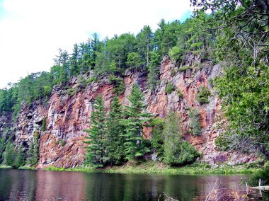 Barron Kanyonu 'ndan akan nehir Algonquin Park, Ontario, Kanada.