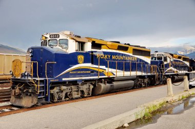 Jasper, Alberta, Kanada - 13 Temmuz 2019: Jasper Ulusal Parkı, Alberta, Kanada 'daki Jasper İstasyonu' ndaki Rocky Dağcı Treni.
