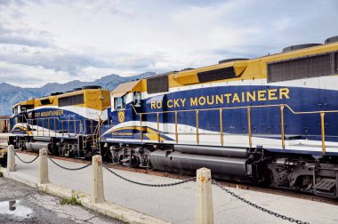 Jasper, Alberta, Kanada - 13 Temmuz 2019: Jasper Ulusal Parkı, Alberta, Kanada 'daki Jasper İstasyonu' ndaki Rocky Dağcı Treni.