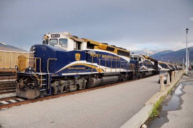 Jasper, Alberta, Kanada - 13 Temmuz 2019: Jasper Ulusal Parkı, Alberta, Kanada 'daki Jasper İstasyonu' ndaki Rocky Dağcı Treni.
