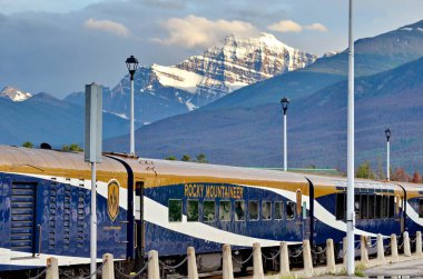 Jasper, Alberta, Kanada - 13 Temmuz 2019: Jasper Ulusal Parkı, Alberta, Kanada 'daki Jasper İstasyonu' ndaki Rocky Dağcı Treni.