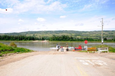 Peace River, Alberta, Kanada, 9 Temmuz 2019: Shaftesbury Feribotu Alberta 'da Peace River' dan geçen feribotta.