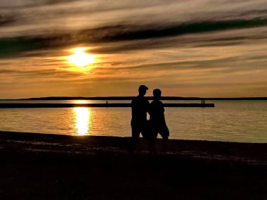 Prens Albert Ulusal Parkı, Saskatchewan, Kanada 'da suyun üzerinde gün batımı.