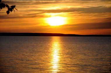 Prens Albert Ulusal Parkı, Saskatchewan, Kanada 'da suyun üzerinde gün batımı.