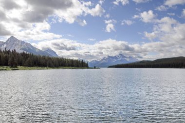 Jasper Ulusal Parkı 'ndaki Maligne Gölü' nün güzel manzarası Alberta, Kanada.