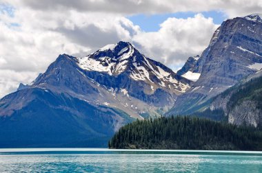 Jasper Ulusal Parkı 'ndaki Maligne Gölü' nün güzel manzarası Alberta, Kanada.