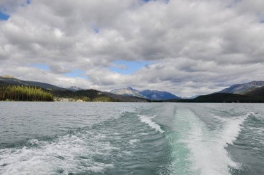 Jasper Ulusal Parkı 'ndaki Maligne Gölü' nün güzel manzarası Alberta, Kanada.