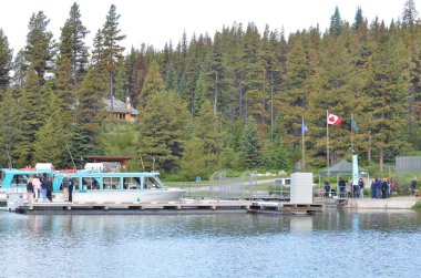 Jasper Ulusal Parkı, Alberta, Kanada, 12 Temmuz 2019: Jasper Ulusal Parkı 'ndaki Maligne Gölü' nde turistler.