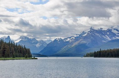 Jasper Ulusal Parkı 'ndaki Maligne Gölü' nün güzel manzarası Alberta, Kanada.