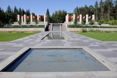 Edmonton, Alberta, Kanada, 17 Temmuz 2019: Edmonton 'daki Alberta Botanik Bahçesi' ndeki Aga Khan Garden. Bahçede yollar, granit ve kireçtaşı teraslar, durgun havuzlar ve desenli taşın üzerine düşen bir şelale bulunuyor..